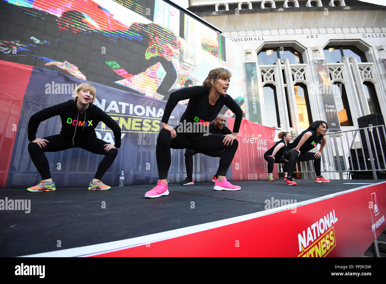 Dame Darcey Bussell führt eine Masse Training für nationale Fitness Tag in der City von London's Corporation Guildhall Innenhof. Stockfoto