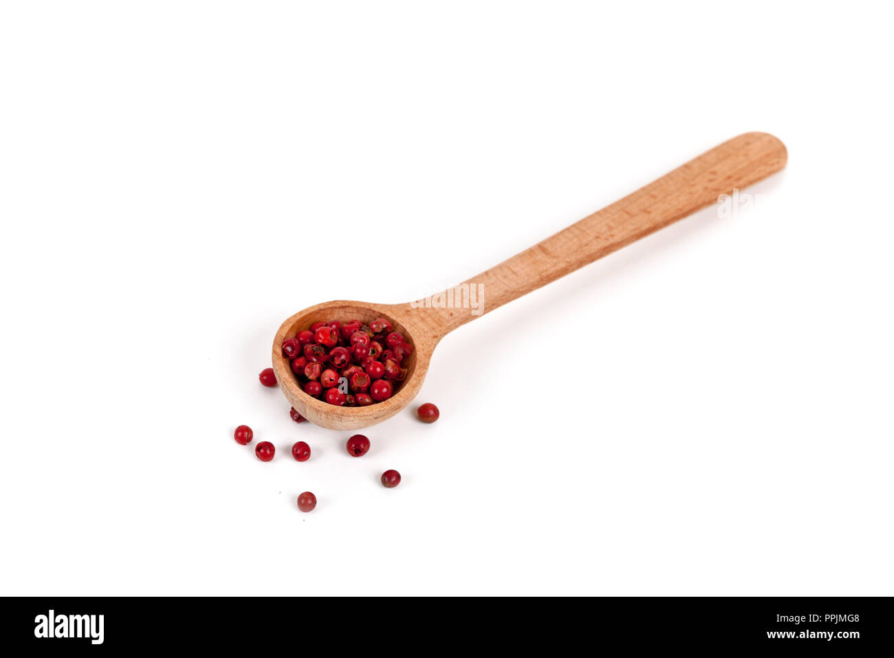 Rosa Pfeffer Pfeffer ('Brasilien', 'red Beeren der Schinus") in einem Kochlöffel auf weißem Hintergrund Stockfoto