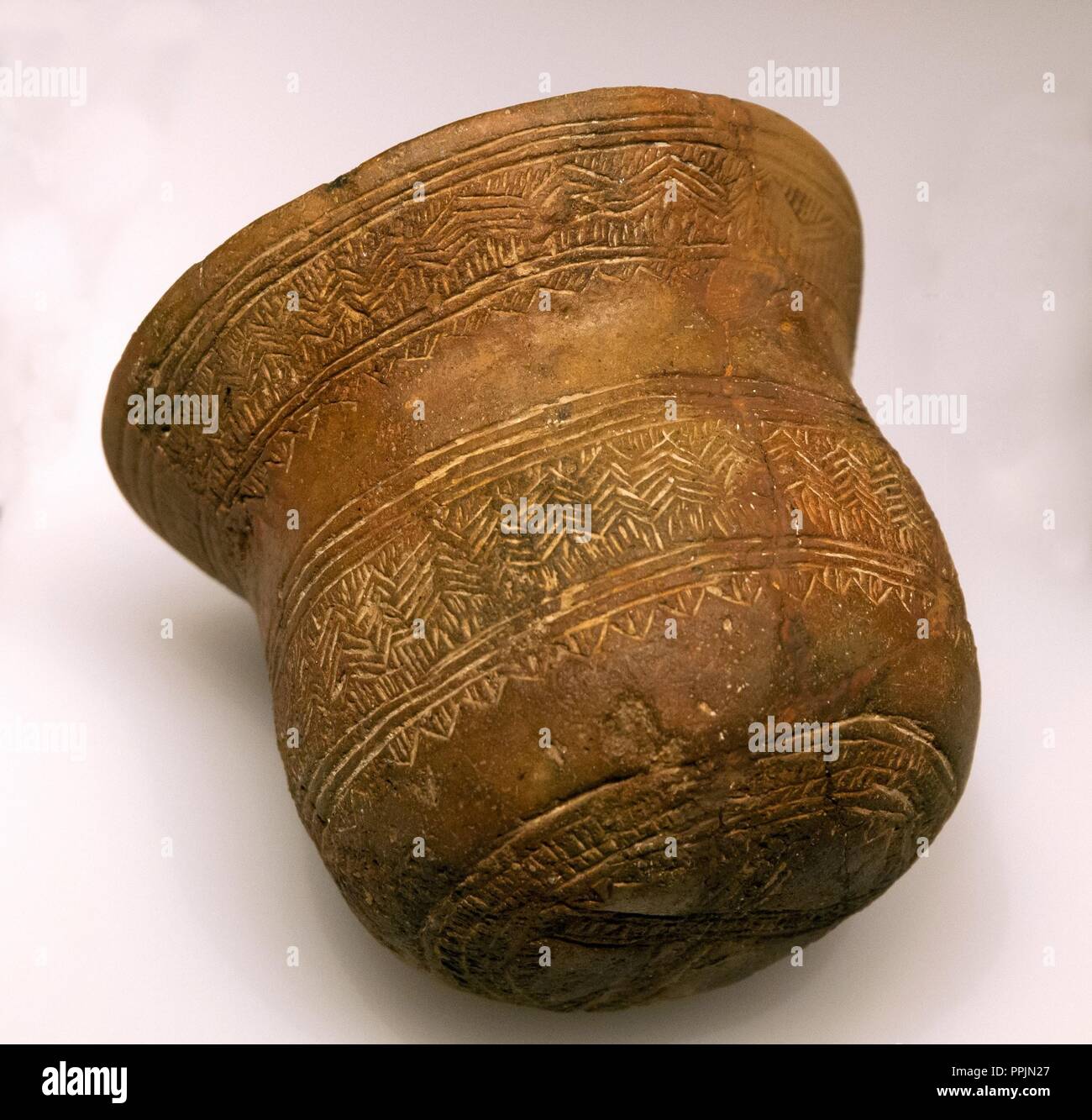 . . . . . . . . *** Local Caption *** MUSEO ARQUEOLOGICO NAL. MADRID. . VASO DECORADO DE LA CUEVA DE LA FABRICA DE HARINAS, EN DE CAMPOS AYLLON (Segovia). . EDAD DEL BRONCE ANTIGUO. Stockfoto