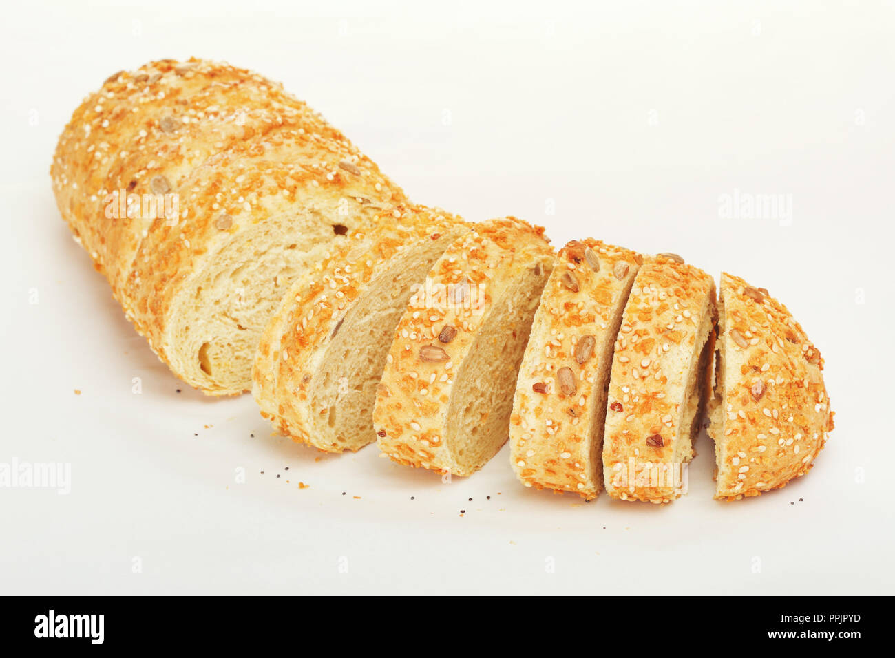 Mais-Brot mit Sesam und Sonnenblumenkernen geschnitten Stockfoto