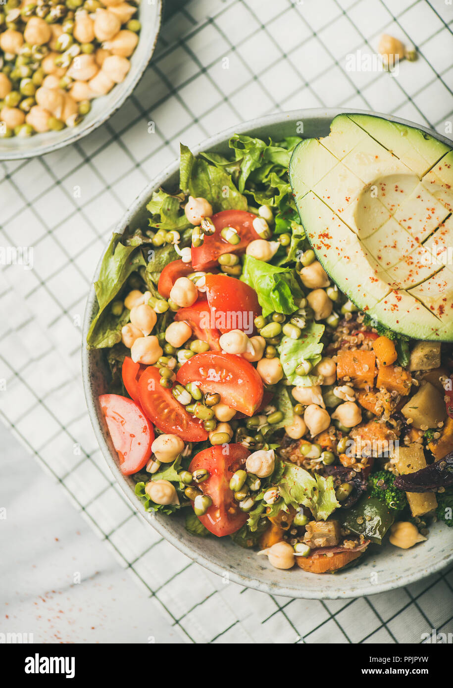 Vegan Schüssel mit Avocado, Getreide, Bohnen und Gemüse Stockfoto