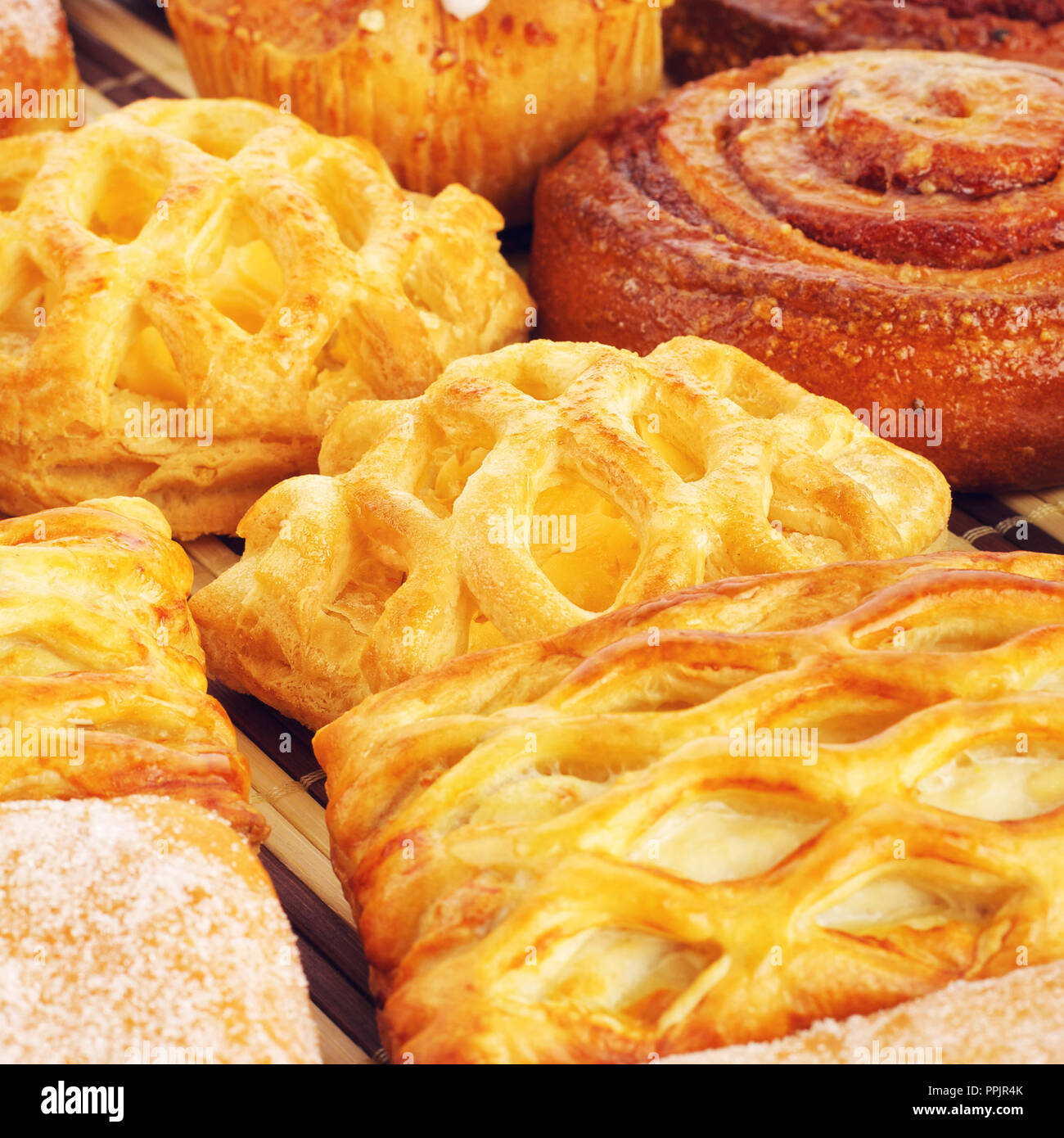 verschiedene frische süße hausgemachte Brötchen auf Tisch Stockfoto