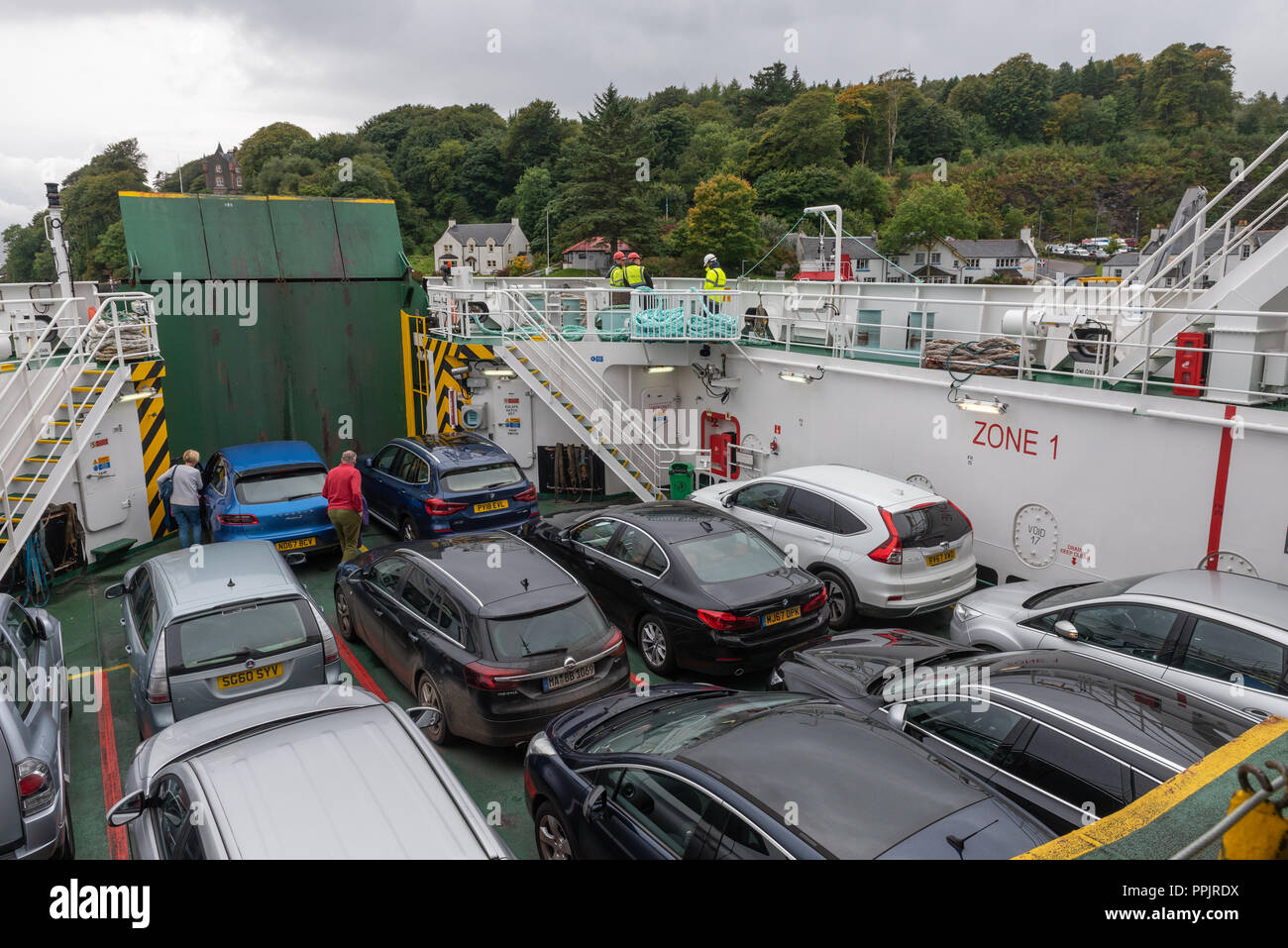 Die MV Finlaggan Landung in Port Askaig auf Islay Scxotland Stockfoto