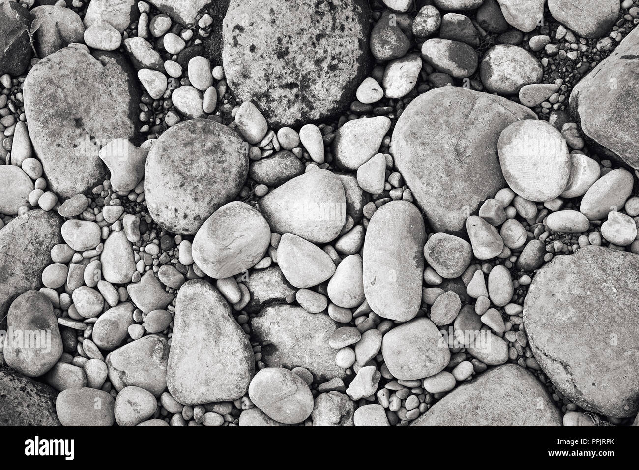 Riverbed Kieselsteine, Schwarze und Weiße monochromen Hintergrund Bild. Stockfoto