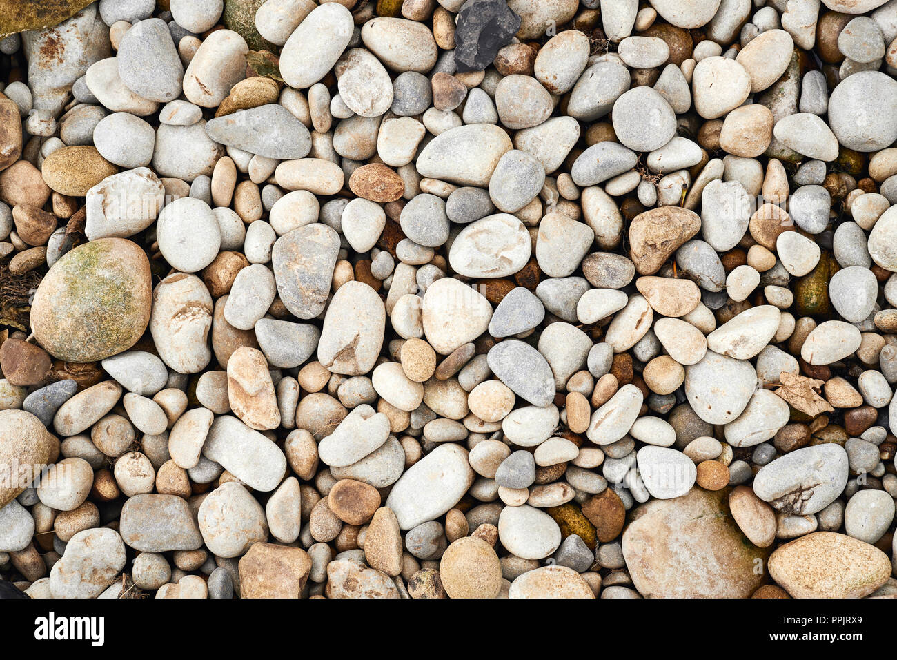 Riverbed Kiesel, warmen Ton Hintergrundbild. Stockfoto