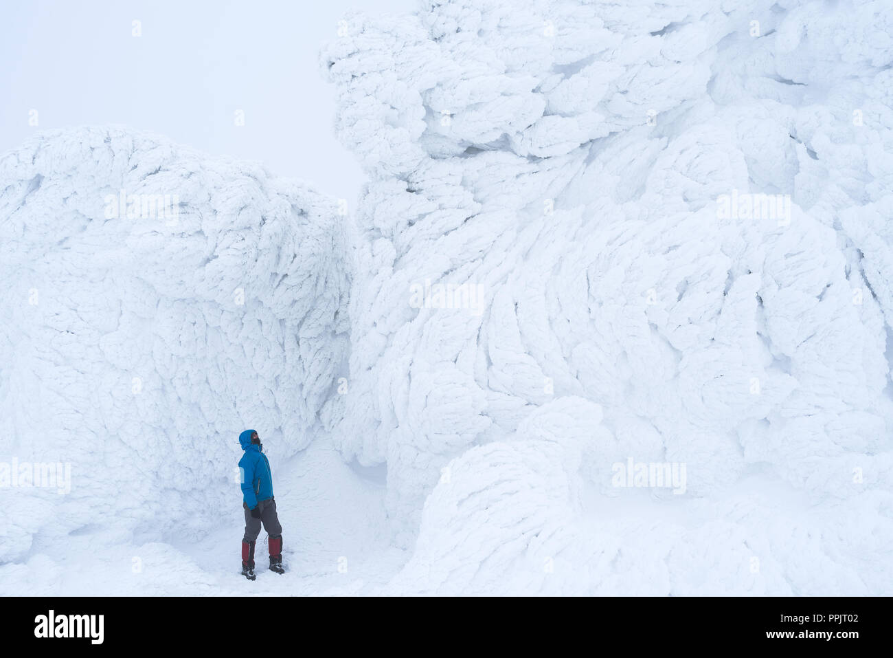 Abenteuer Touristen in der Nähe von Schnee. Winter in den Bergen. Das Gebäude ist alt observatonii bedeckt mit Eis und Firn. Meisterwerke der Natur Stockfoto