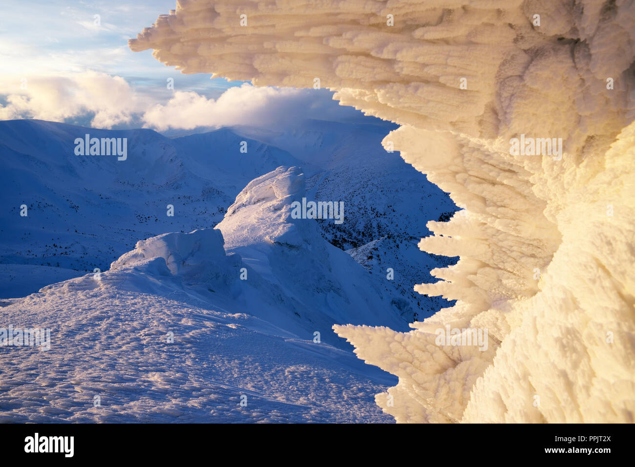 Winter Landschaft mit Felsen in den Bergen. Schönen Schnee und Neve auf den Steinen. Das Licht der untergehenden Sonne. Karpaten, Ukraine, Europa Stockfoto