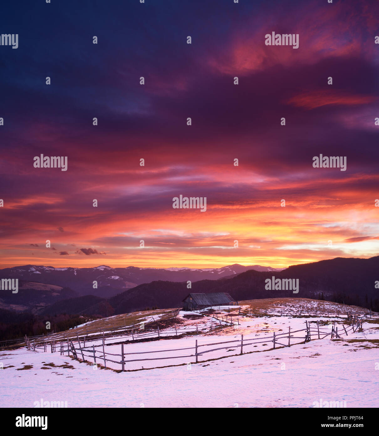 Frühling Landschaft. Bunte sunrise in einem Bergdorf. Himmel mit wunderschönen Wolken. Karpaten, Ukraine, Europa Stockfoto