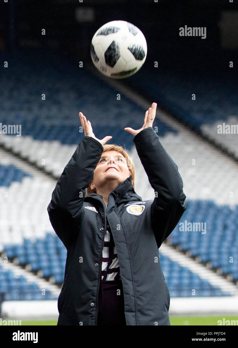 Erster Minister Nicola Sturgeon kündigt Gelder für Nationale des Schottischen Frauen Fußball-Team am Hampden Park, Glasgow. Stockfoto