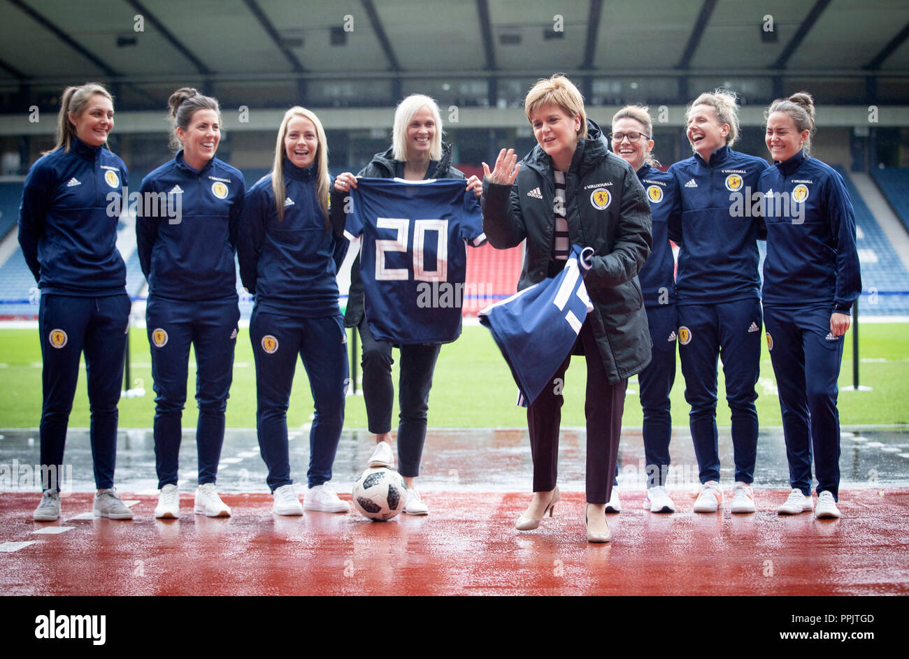 Erster Minister Nicola Sturgeon (Mitte rechts) Finanzierung kündigt für Nationale des Schottischen Frauen Fußball-Team mit Nationaltrainer Shelley Kerr (Mitte links), und einige der ersten Mannschaft Spieler, am Hampden Park, Glasgow. Stockfoto