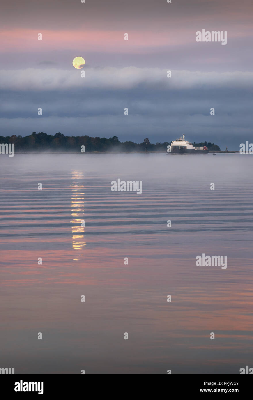 Morgen Vollmond. Untergang auf der Fraser River in Richmond, British Columbia, Kanada. Stockfoto