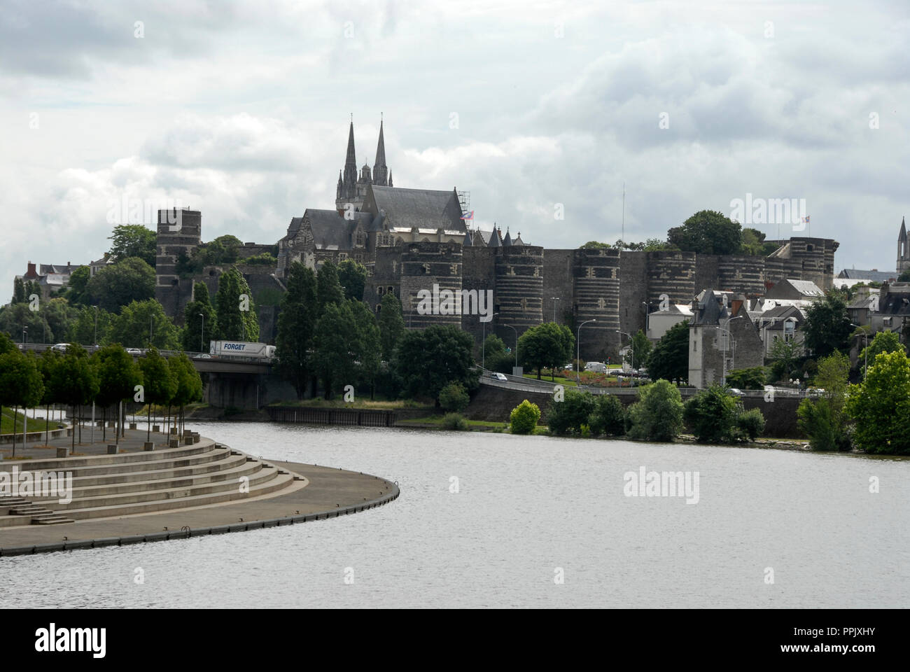 Die Skyline der Stadt von Angers am Ufer des Flusses Angers in Le Val de Loire (Loire Tal) in Frankreich. Stockfoto