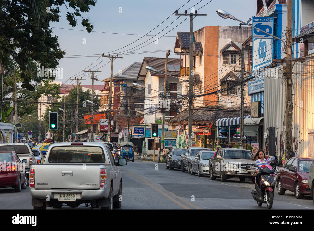 BANGKOK/THAILAND - 10. FEBRUAR 2016: Rückansicht einer jungen Frau zu Fuß die berühmte Backpacker Straße Khao San in Bangkok, Thailand. Stockfoto