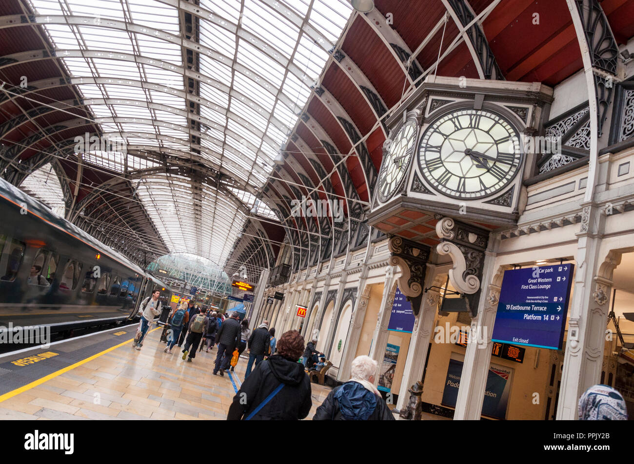 Passagiere auf Plattform der Bahnhof Paddington entfernt, unterhalb der alten Uhr, London, UK Stockfoto