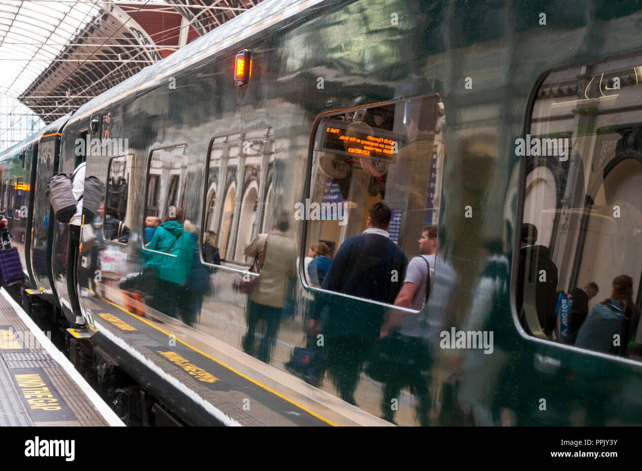 Reflexionen von Fluggästen in einer GWR Zug am Bahnhof Paddington, London, Großbritannien Stockfoto