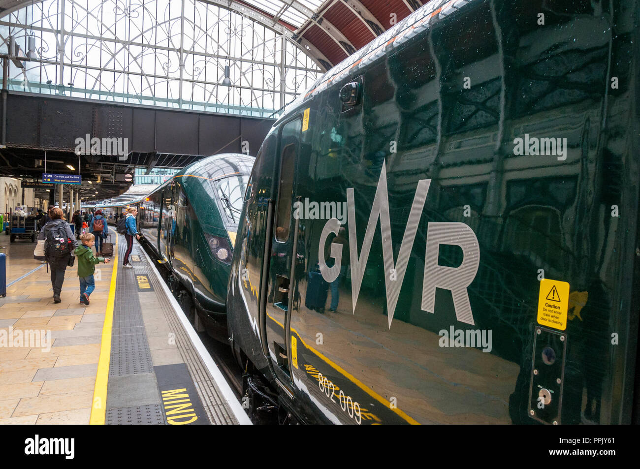 Reflexionen von Fluggästen in einer GWR Zug am Bahnhof Paddington, London, Großbritannien Stockfoto