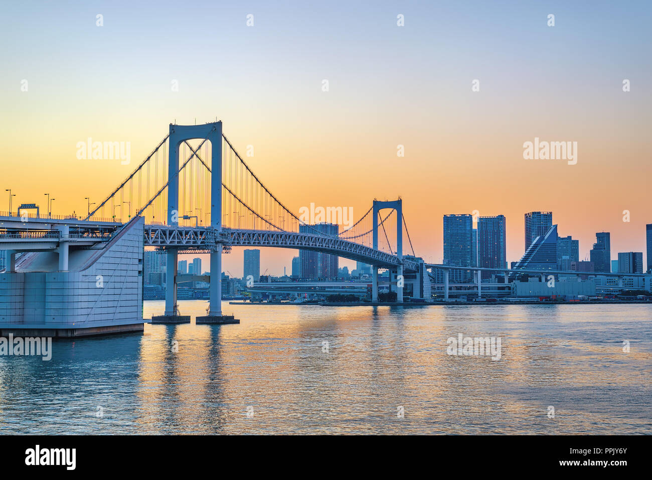 Tokyo Japan, Sonnenuntergang Skyline der Stadt in Odaiba Rainbow Bridge Stockfoto