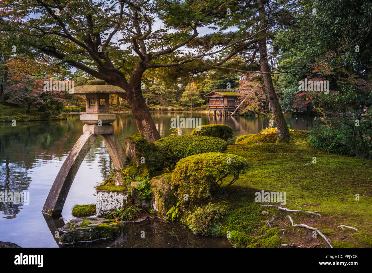 Teich im Garten Kenrokuen in Kanazawa Stockfoto