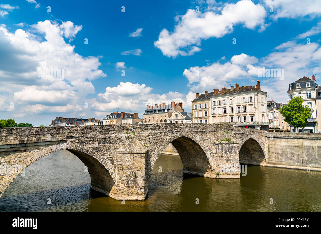 Alte Steinbrücke über den Fluss in Laval Mayenne, Frankreich Stockfoto