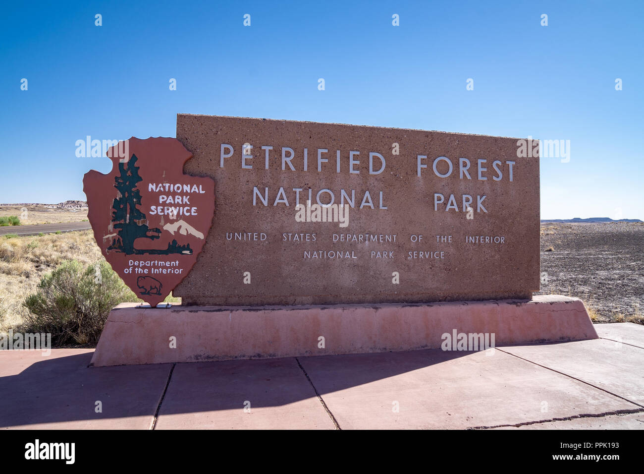 1. Juli 2018 - Holbrook, Arizona: Zeichen für die Petrified Forest National Park anmelden Arizona an einem sonnigen Tag Stockfoto