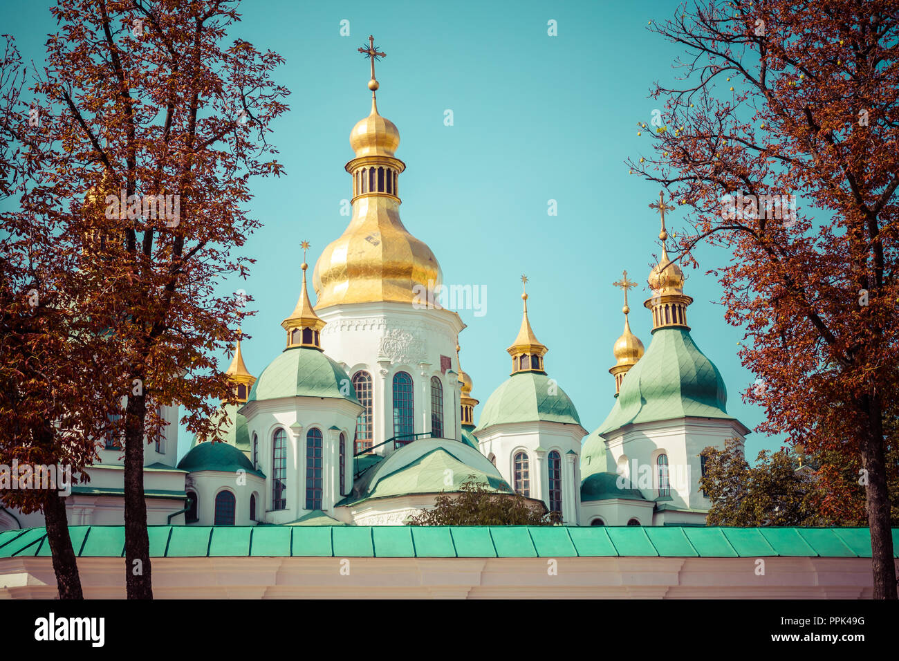 Saint Sophia's Cathedral, Kiew, Ukraine. Eine der ältesten Kirchen in der Ukraine, die zum Weltkulturerbe der UNESCO gehört. Schönen sonnigen Herbst Landschaft. Stockfoto