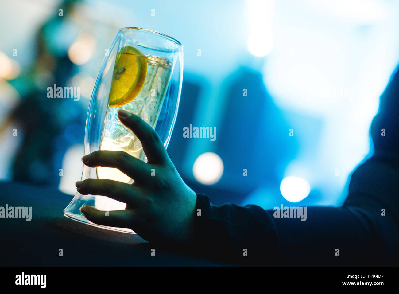Nachtleben und Lifestyle Nahaufnahme von Hand Modell Holding alkoholische Getränke Stockfoto