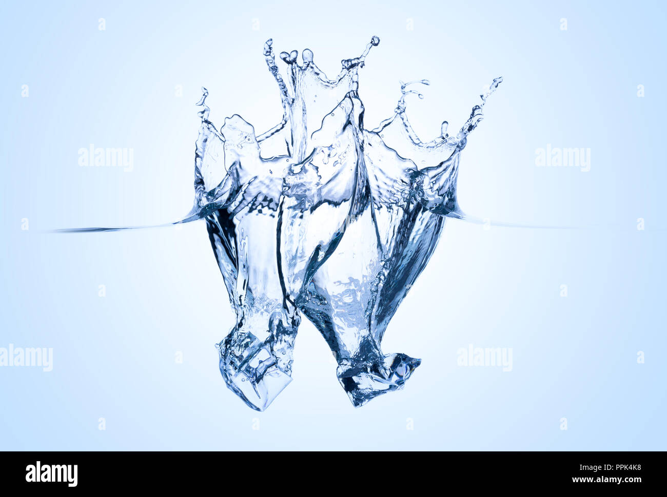 Zwei Eiswürfel Spritzer ins Wasser mit abstrakten Springbrunnen auf hellblauem Hintergrund Stockfoto