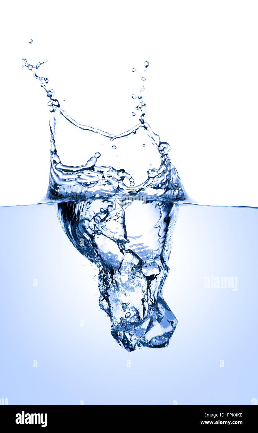 Single ice cube Spritzwasser in blau weiß Wasser auf weißem Hintergrund, Beschneidungspfade auf dem weißen Hintergrund enthalten Stockfoto