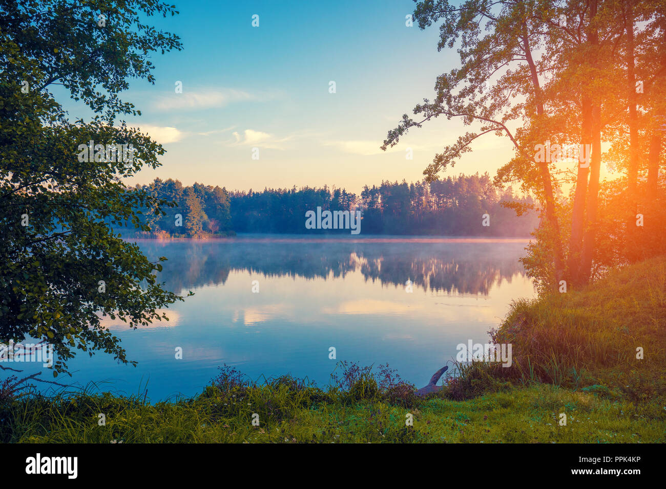 Am frühen Morgen, Sonnenaufgang über dem See. Ländliche Landschaft, Wildnis. Schönen natur von Finnland, Europa Stockfoto