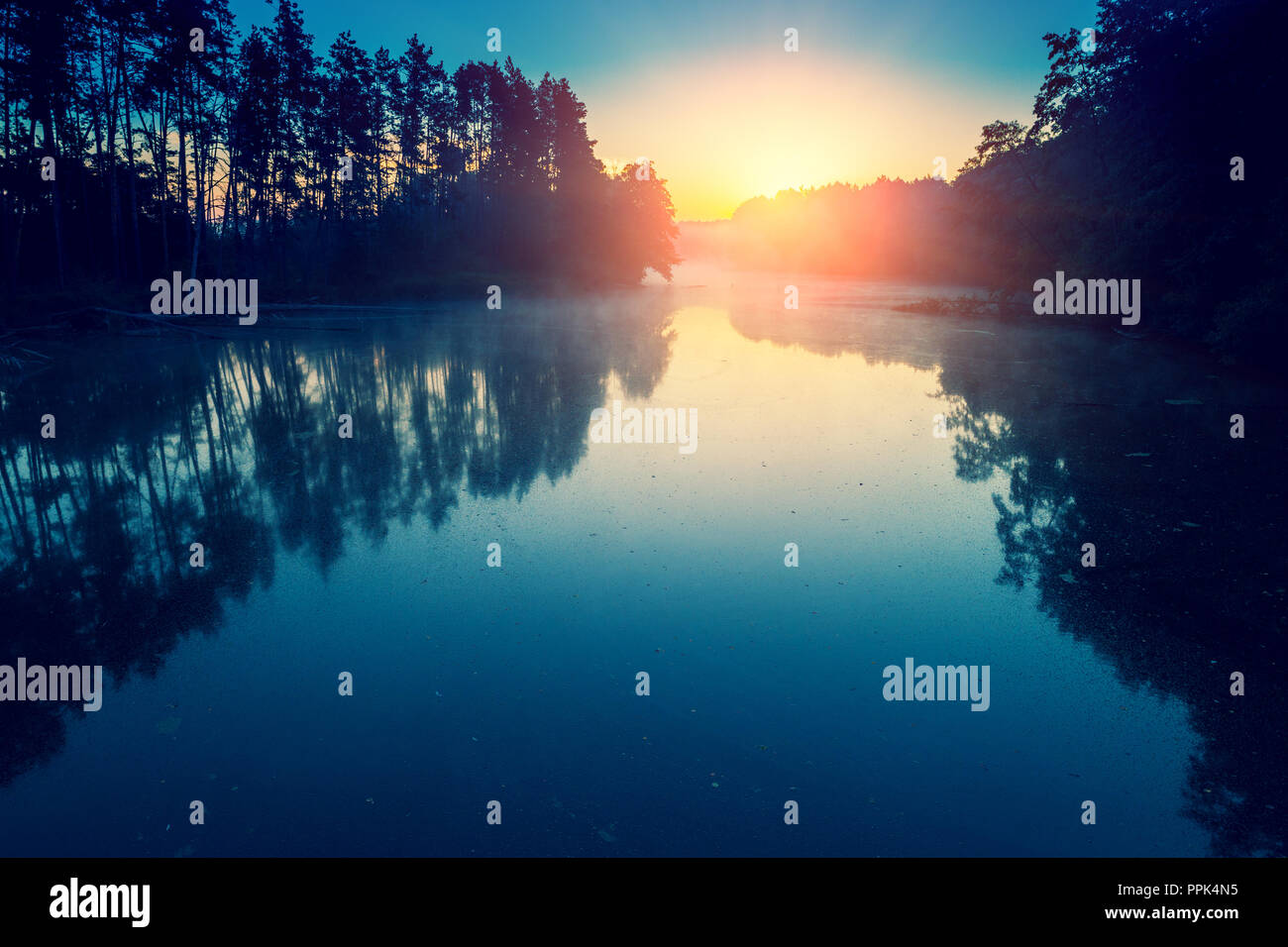 Früh am Morgen, Sonnenaufgang über dem See. Ländliche Landschaft. Schöne Natur Stockfoto