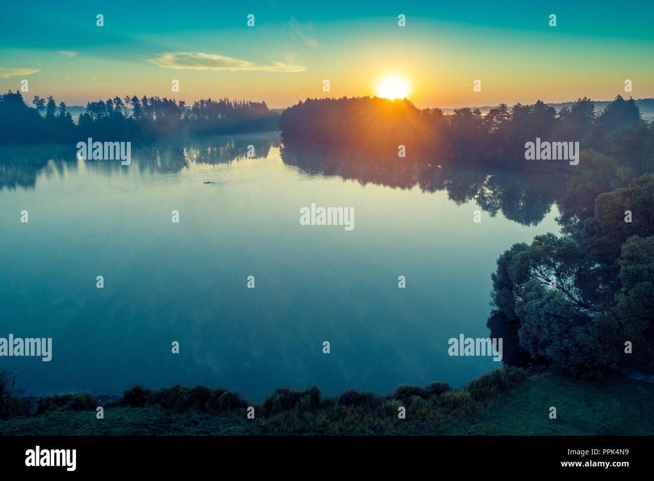 In den frühen Morgenstunden. Sonnenaufgang über dem See. Schöne Natur Stockfoto
