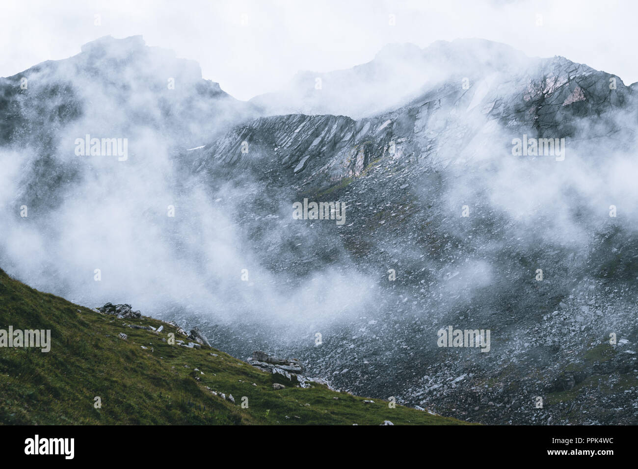 Eine schroffe Felswand durch Nebel umgeben Stockfoto