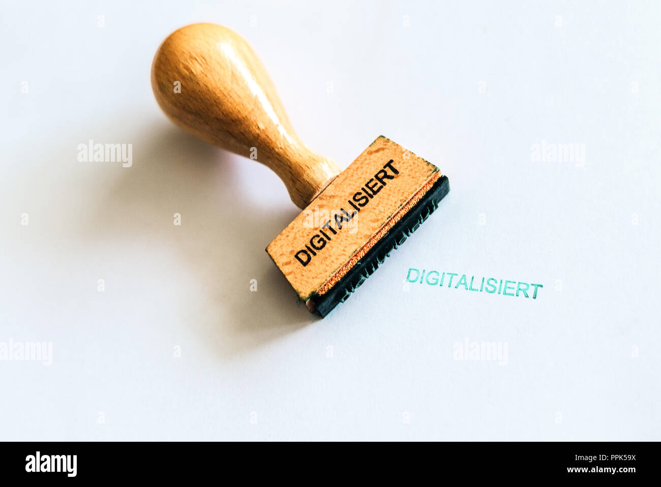 Eine hölzerne Stempel markiert das deutsche Wort 'digitalisiert' Was bedeutet 'Digitized' Stockfoto