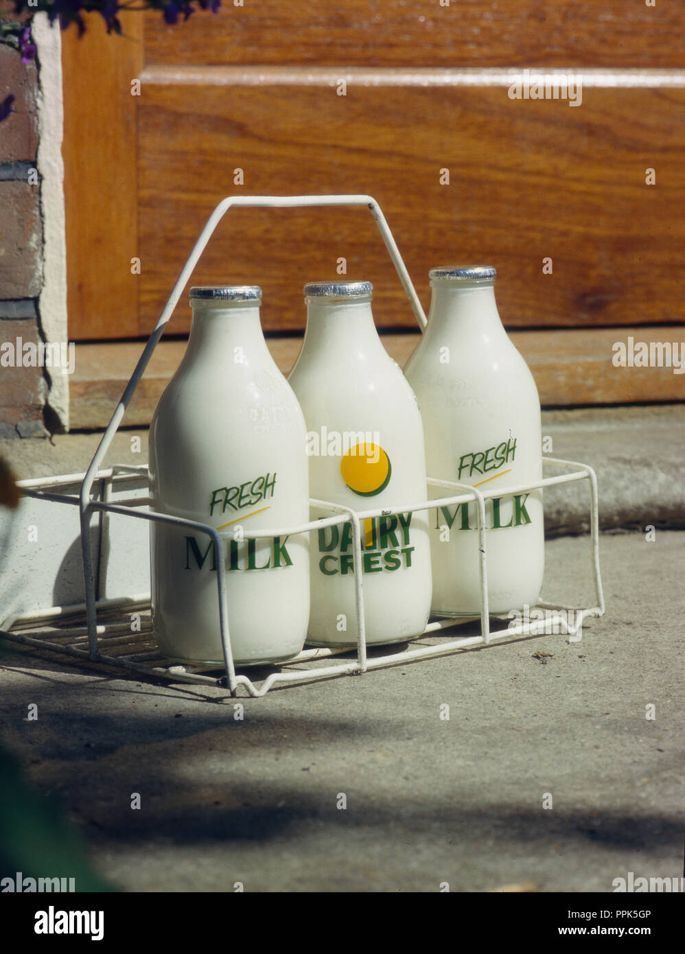 Dairy Crest Milchflaschen auf einer Türschwelle Stockfoto