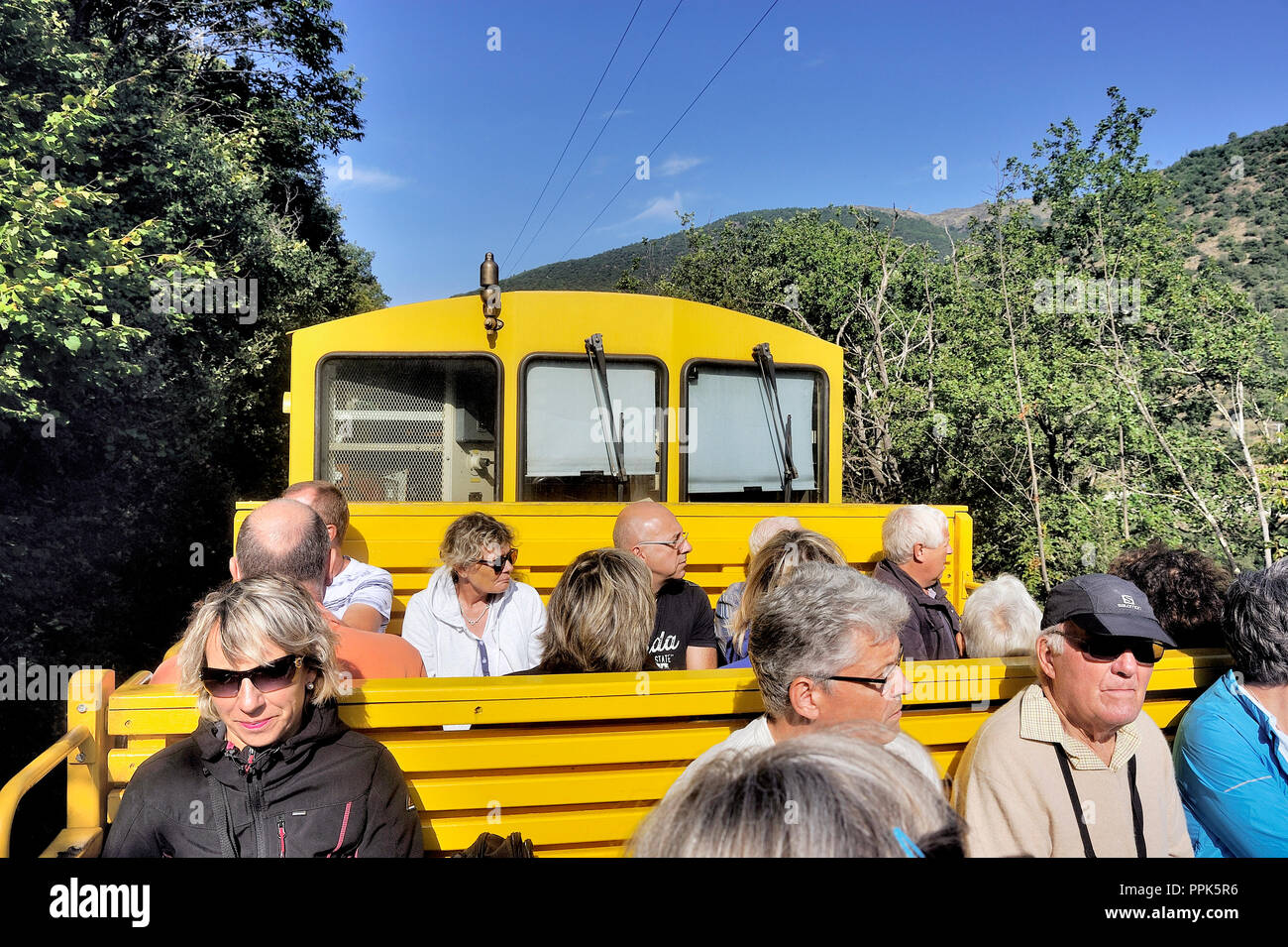 Entdeckt der Reisende in den Wagen des gelben Pyrénnées Zug Stockfoto