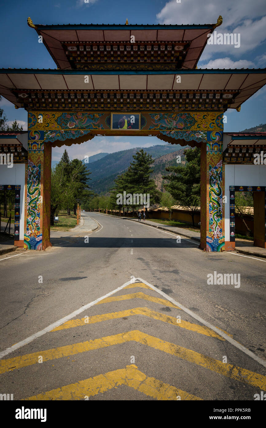 Gehweg zum Palast des Königs in Thimpu, der Hauptstadt der Himalaja Königreich Bhutan Stockfoto