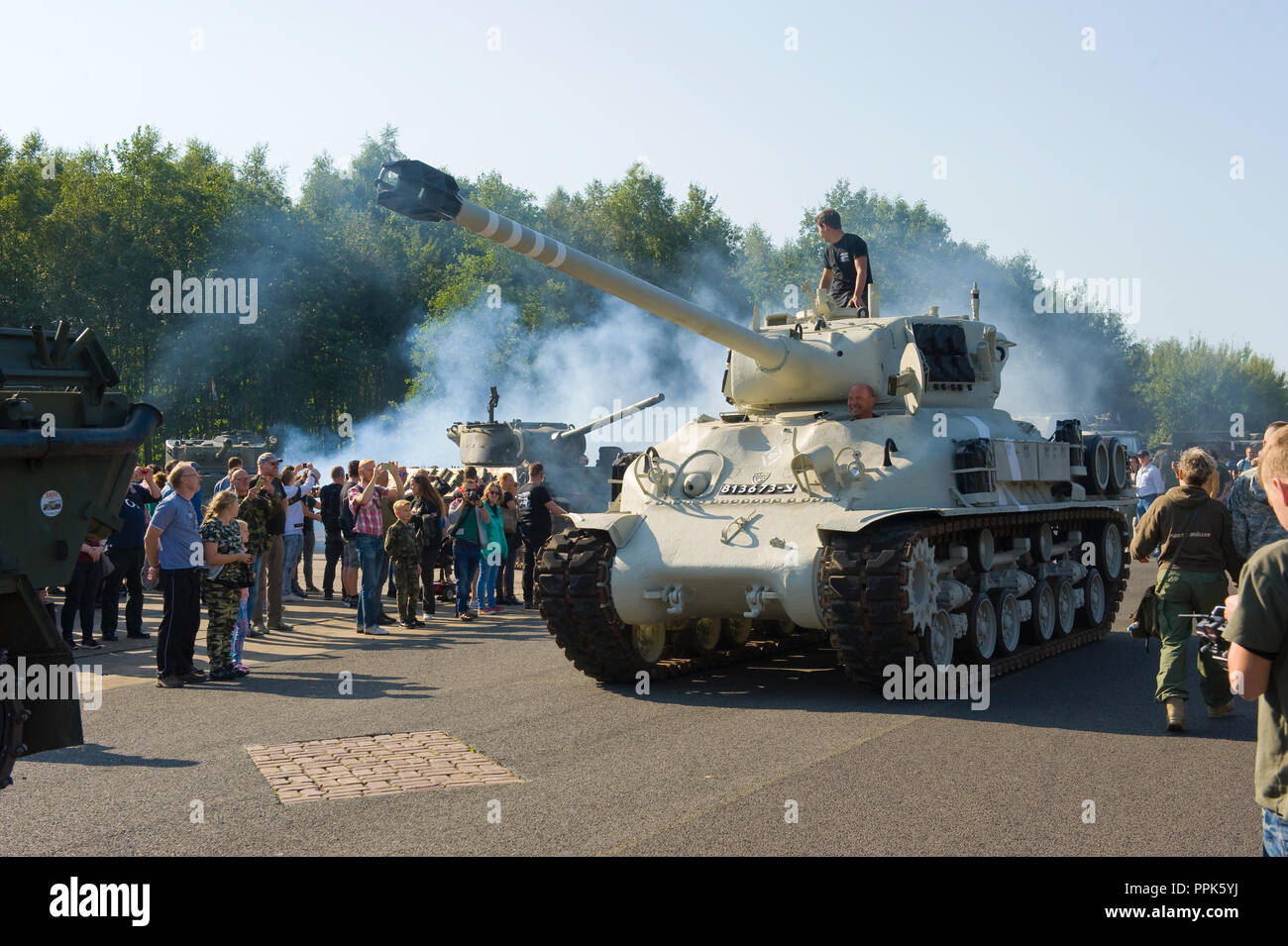 ENSCHEDE, Niederlande - 01 September, 2018: ein Panzer aus dem Zweiten Weltkrieg rolling bei einer militärischen Armee zeigen. Stockfoto