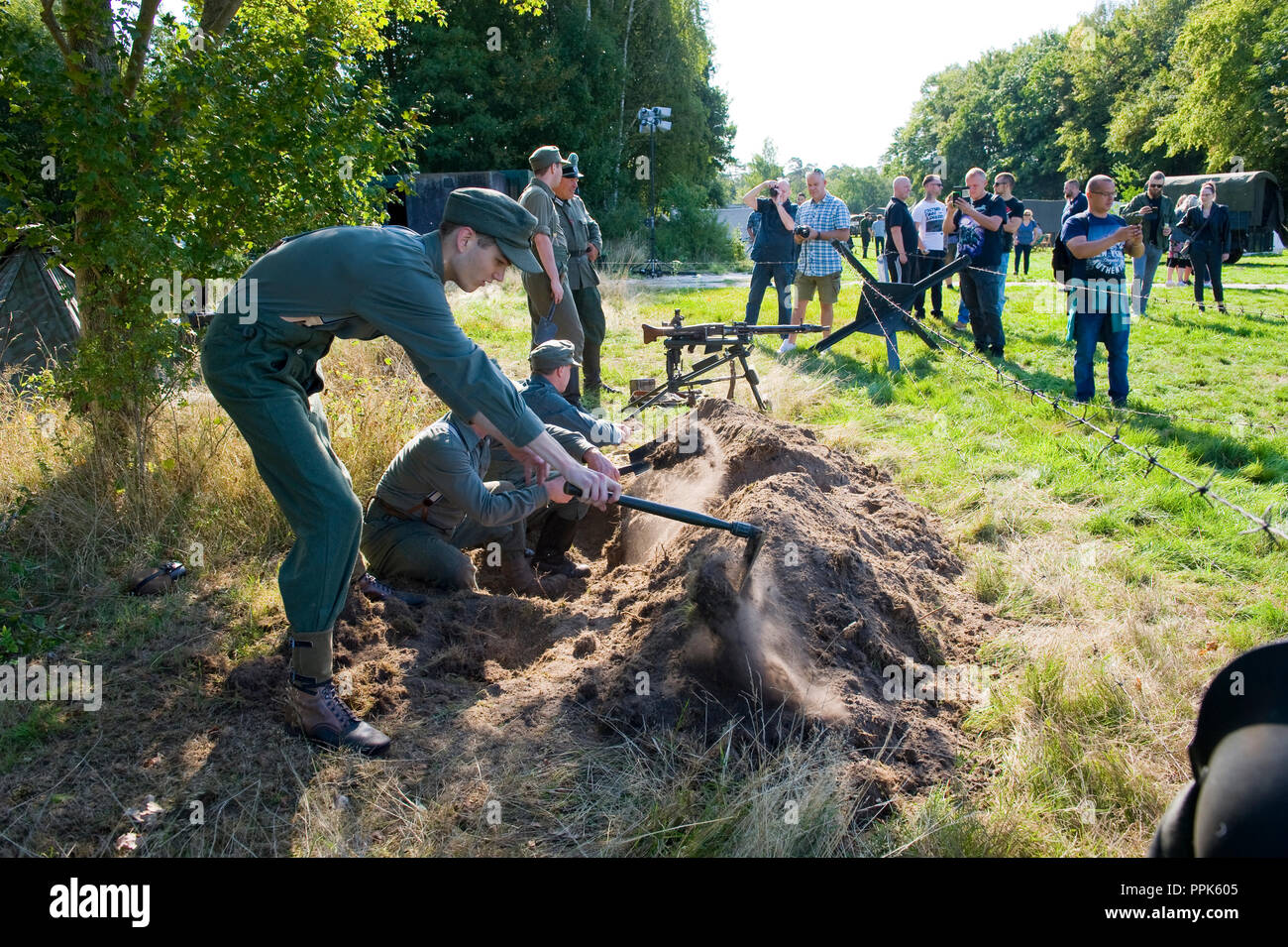 ENSCHEDE, Niederlande - 01 September, 2018: Die deutschen Soldaten einen Graben ausheben bei einer militärischen Armee zeigen für die Öffentlichkeit. Stockfoto