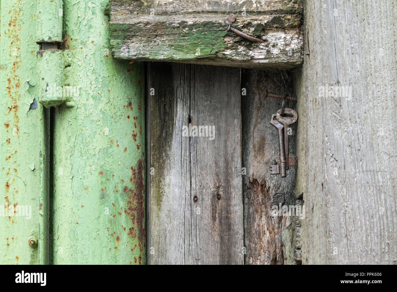 Vintage Keys. Alten rostigen Schlüsseln auf Holz- Hintergrund. Stockfoto