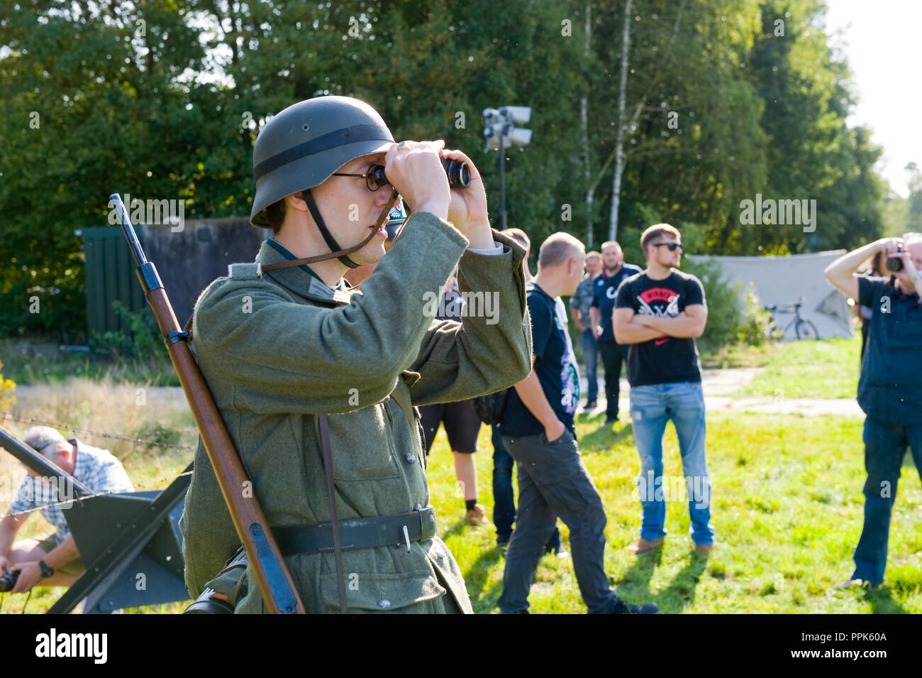ENSCHEDE, Niederlande - 01 September, 2018: Die deutschen Soldaten beobachtet mit einem Fernglas bei einer militärischen Armee zeigen. Stockfoto