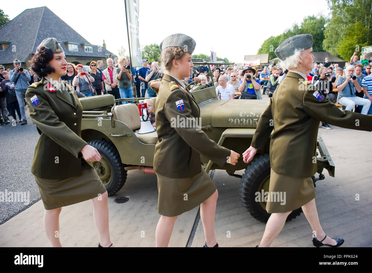 ENSCHEDE, Niederlande - 01 September, 2018: Die drei Sängerinnen und Sänger aus der gt. Wilson's Army Show" auf der Bühne bei einer militärischen Armee zeigen. Stockfoto
