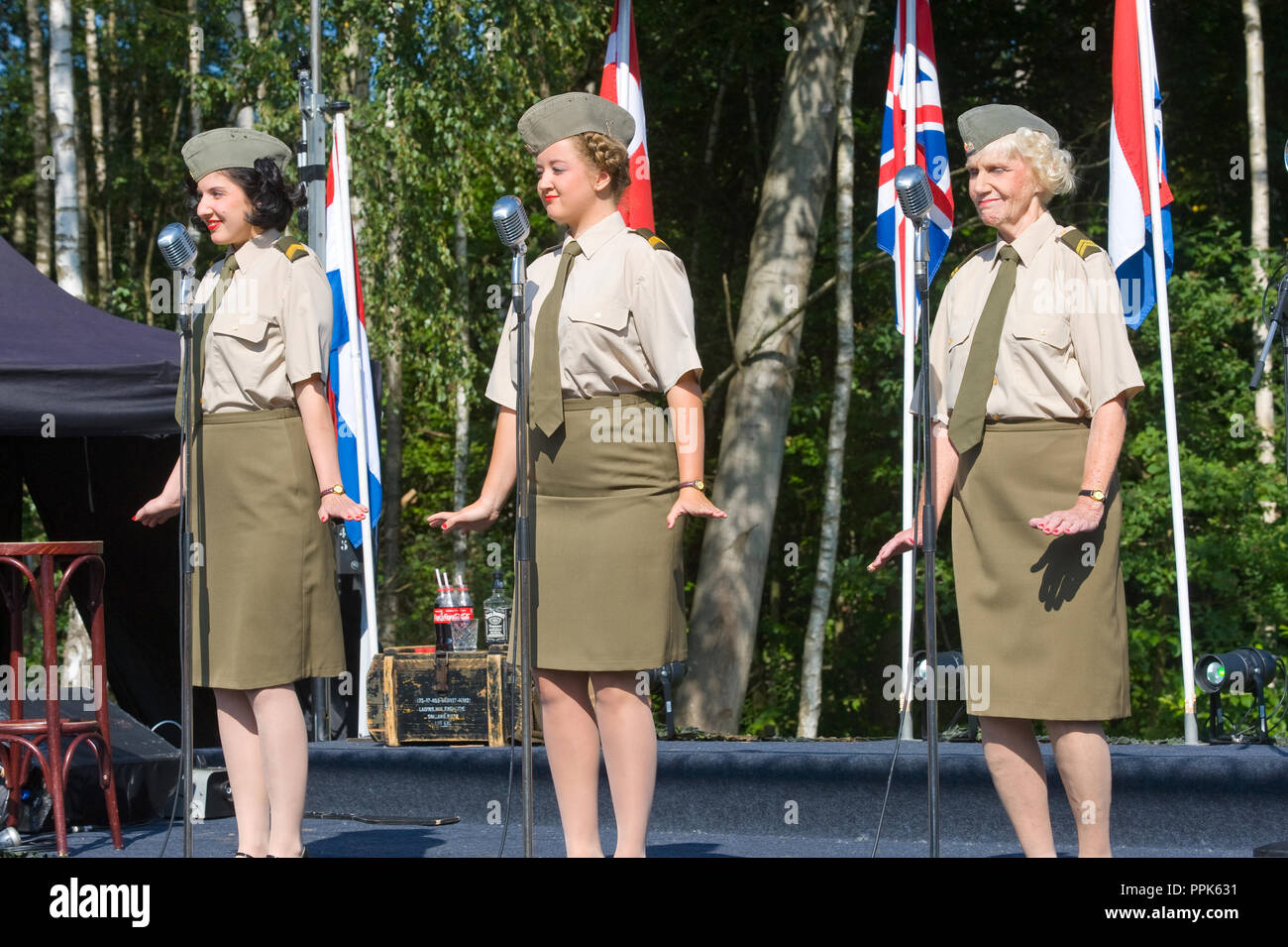 ENSCHEDE, Niederlande - 01 September, 2018: Die gt. Wilson's Army Show 'tun ihre Bühnenshow mit historischen 40er Jahre Songs bei einer militärischen Armee zeigen. Stockfoto