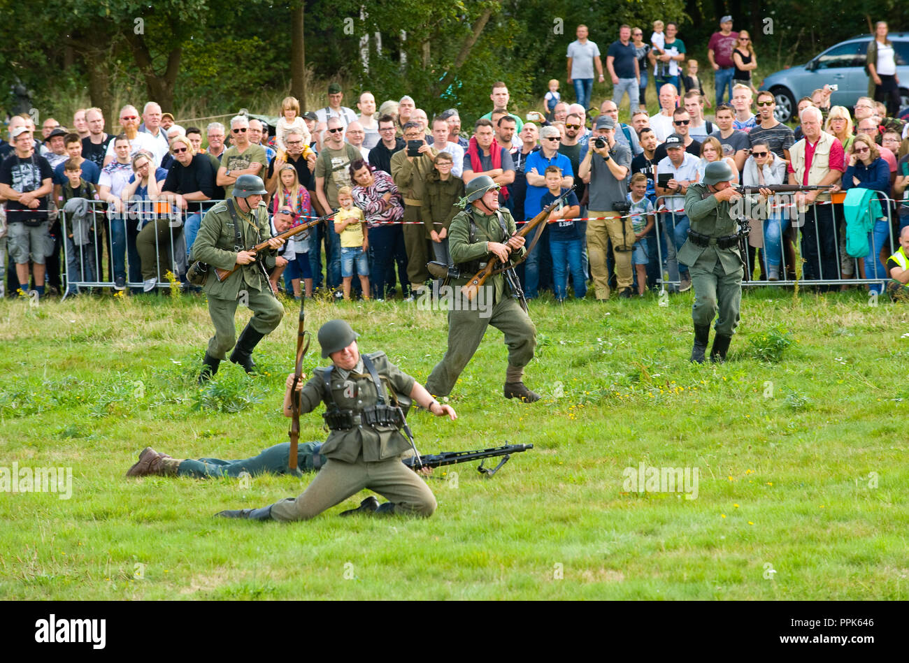 ENSCHEDE, Niederlande - 01 September, 2018: Deutsche Soldaten kämpfen und Schießen während einer militärischen Armee zeigen für die Öffentlichkeit. Stockfoto