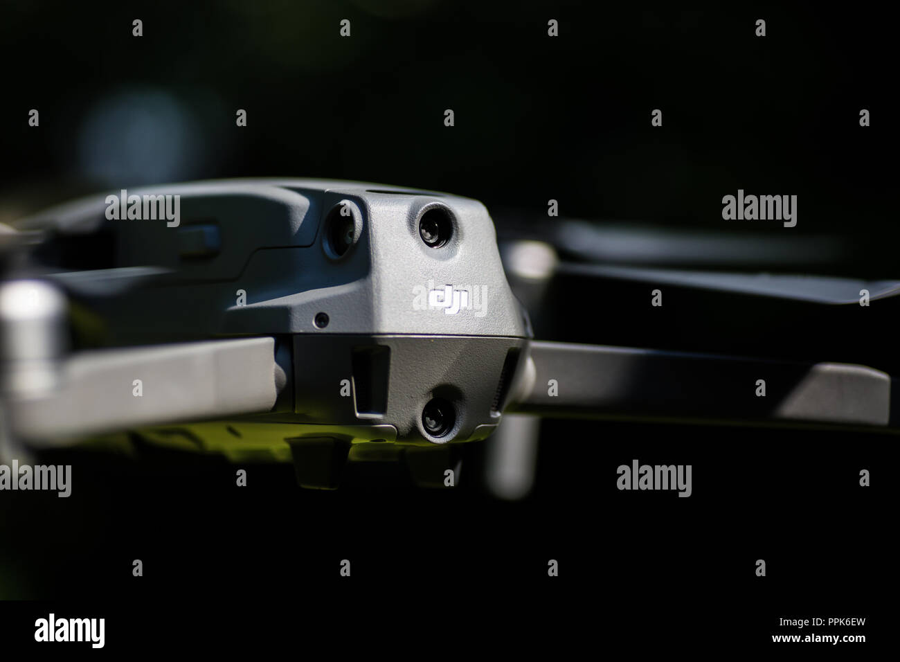 Ansicht von Hinten Nahaufnahme DJI Mavic2 pro Rückansicht, schweben auf Luft Stockfoto
