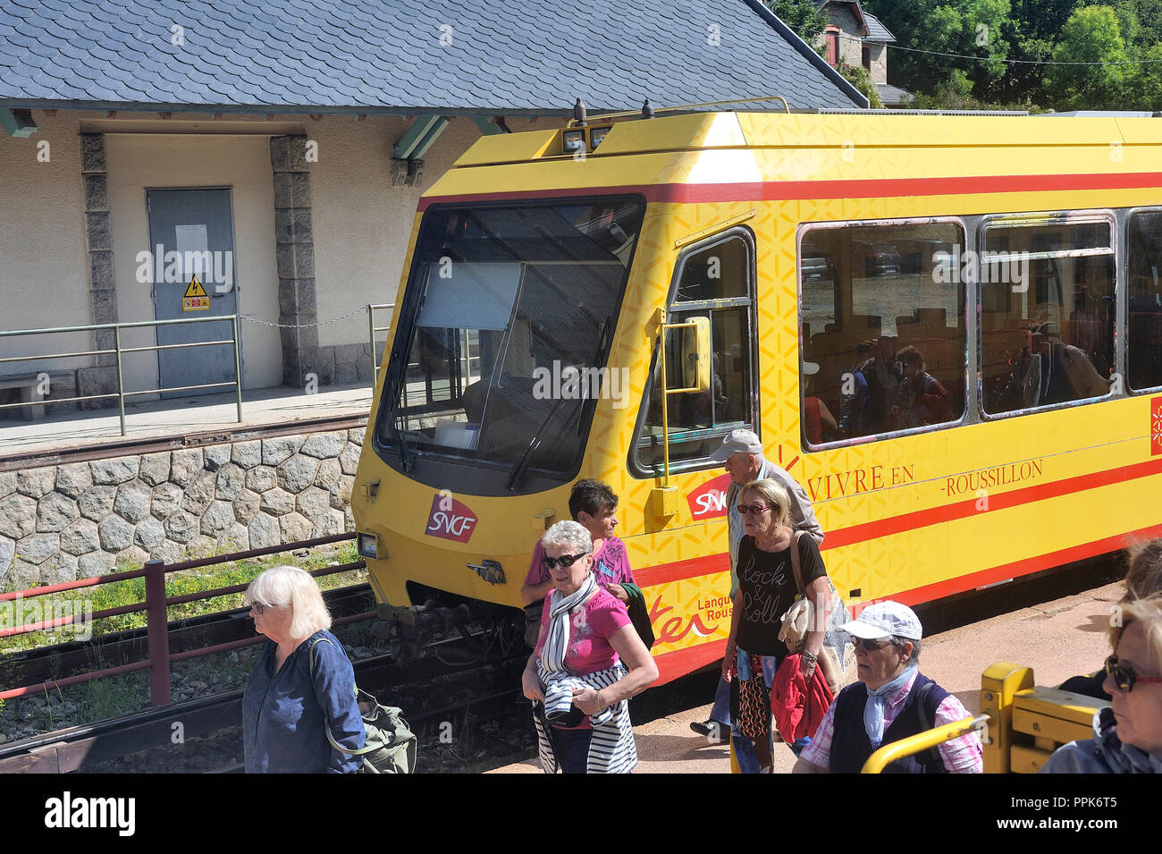 Reisende kamen am Mont Louis Station durch die TER in den Pyrenäen. Stockfoto
