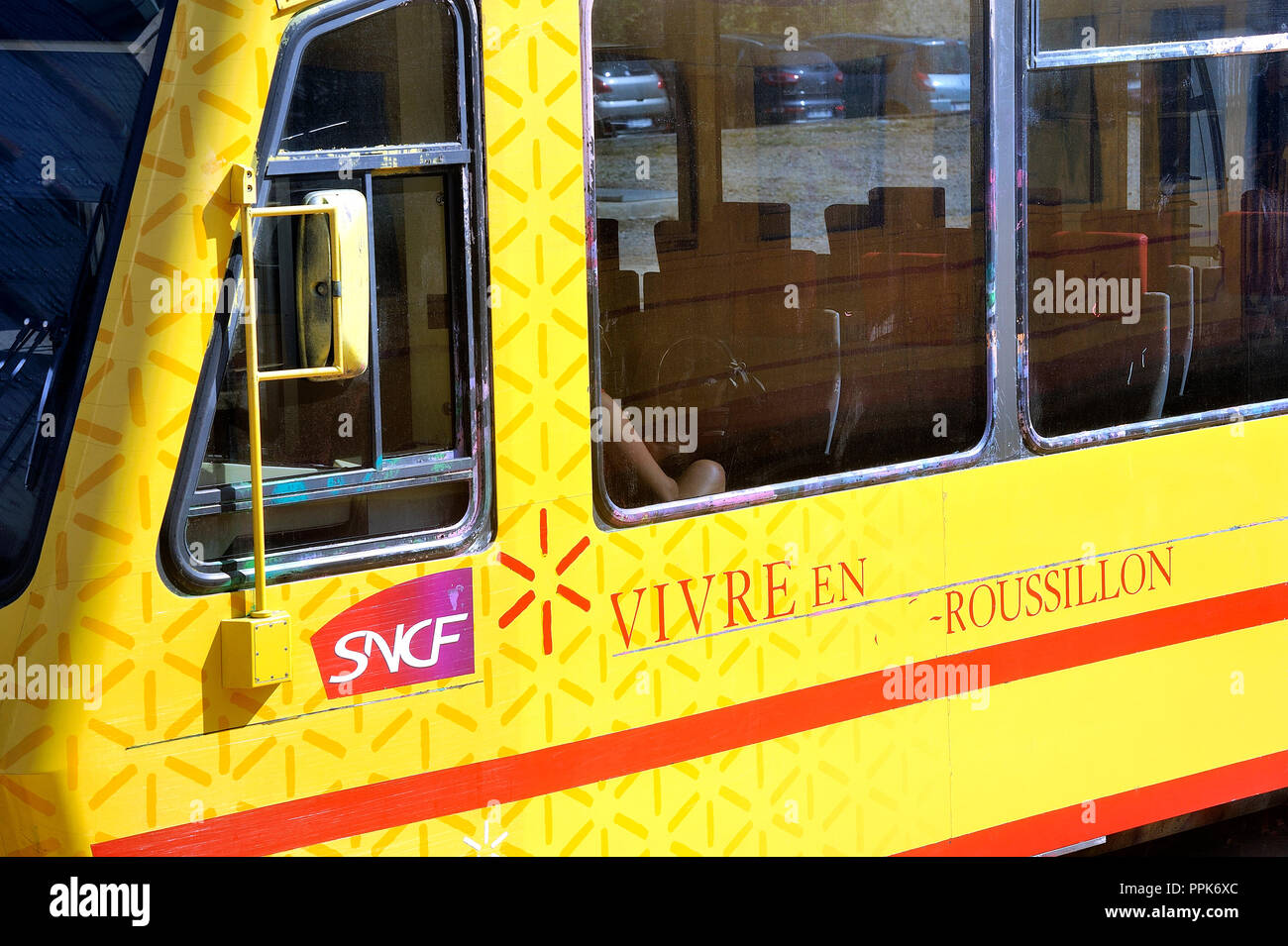 Logo der französischen Eisenbahngesellschaft SNCF auf einem TER Regionalbahn im Languedoc Roussillon Stockfoto