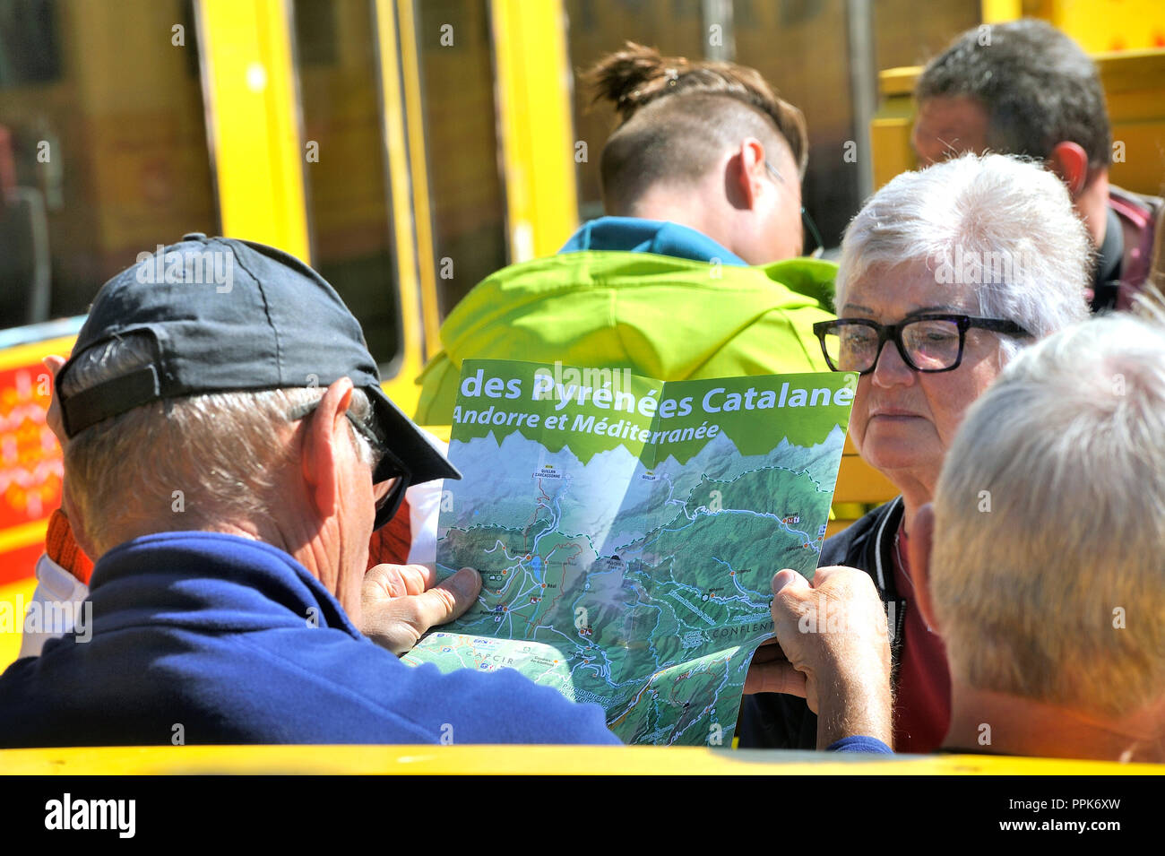 Ein Reisender der Pyrenäen gelbe Zug an der Karte von den Zug suchen, dass sie den Zug wird Stockfoto
