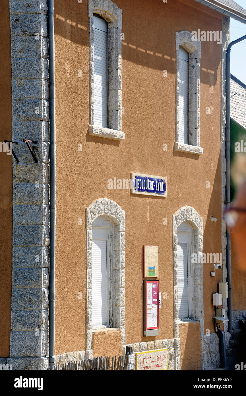 Die kleinen gelben Bahnhof in Bolquere-Eyne auf 1592 Meter Höhe in den Pyrenäen Stockfoto