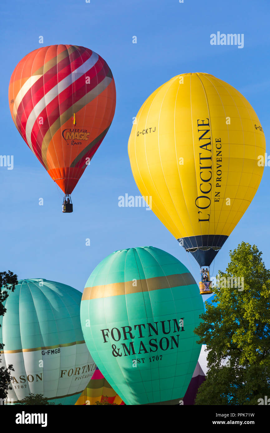 Heißluftballons Anheben für den Morgen Masse Aufstieg in Longleat Sky Safari, Wiltshire, UK im September Stockfoto