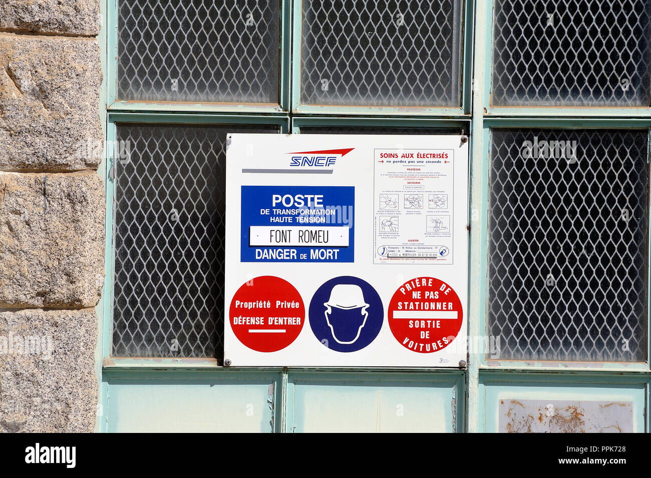 Elektrischer transformator der kleinen Station von Font Romeu und seine Panel bei der Bekanntgabe der Gefahr Stockfoto